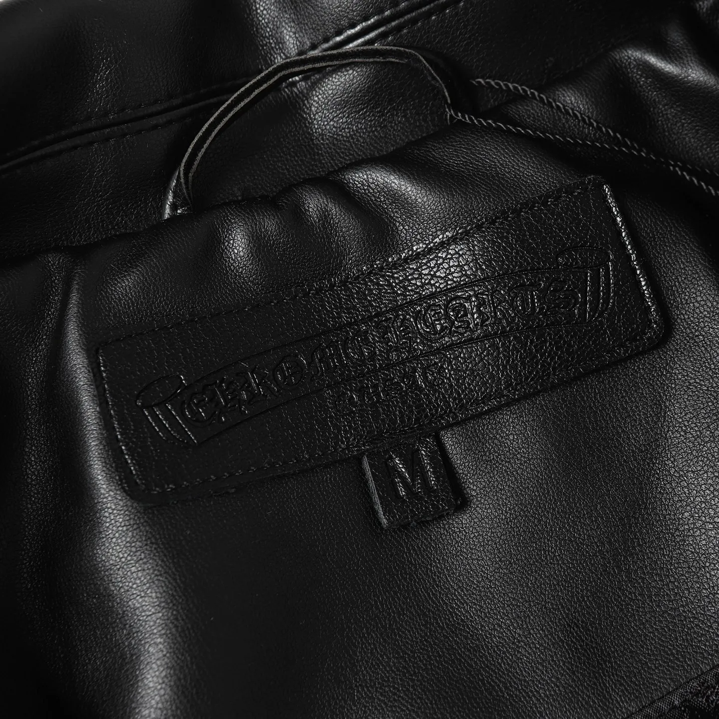 P540 Chrome Heart*/Chrome Heart Hardware Cross Leather Snap Button Jacket Originally purchased for 84,300, the fabric is made of black pebbled two-layer cowhide, customized silk jacquard logo lining, embroidery is processed by TAJIMA machine, patch embroidery technology, imported template machine shape on the back, customized genuine leather trademark, customized genuine leather size, customized 5.8cm metal logo mark, customized 18mm four-button buckle, customized 18mm two-button button, a full set of three-label accessories, exclusively produced.  Size：S/M/L/XL